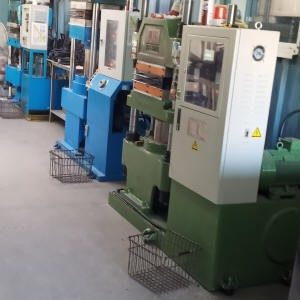 KOS-PLAST produktionshal med gummimaterialer og udstyr