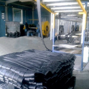 Lagerområde og organiseret opbevaring af gummimaterialer