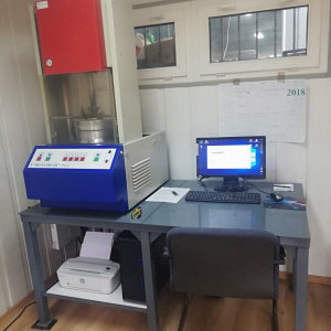 Vulkaniseringspresser operationszone i KOS-PLAST fabrik