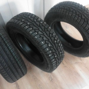 KOS-PLAST medarbejdere i gummiblandinger produktionsmiljø